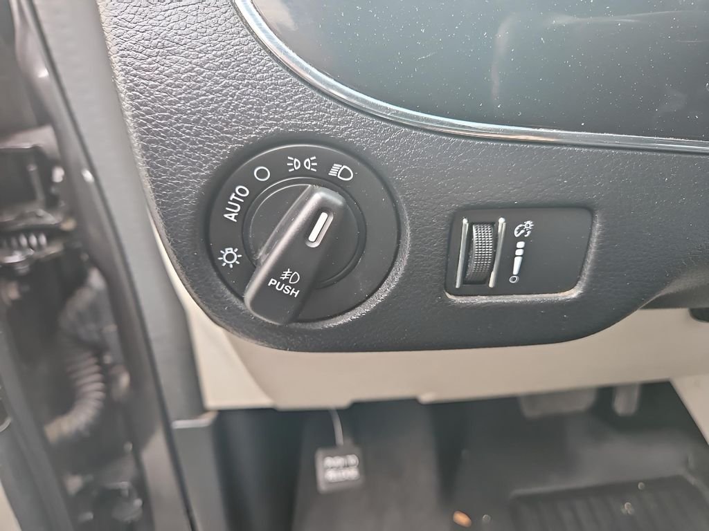 Used 2017 Granite Pearlcoat Dodge SXT image 18