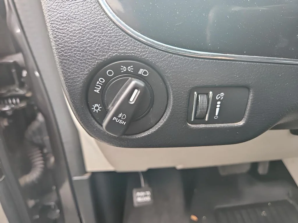 Used 2017 Granite Pearlcoat Dodge SXT image 18