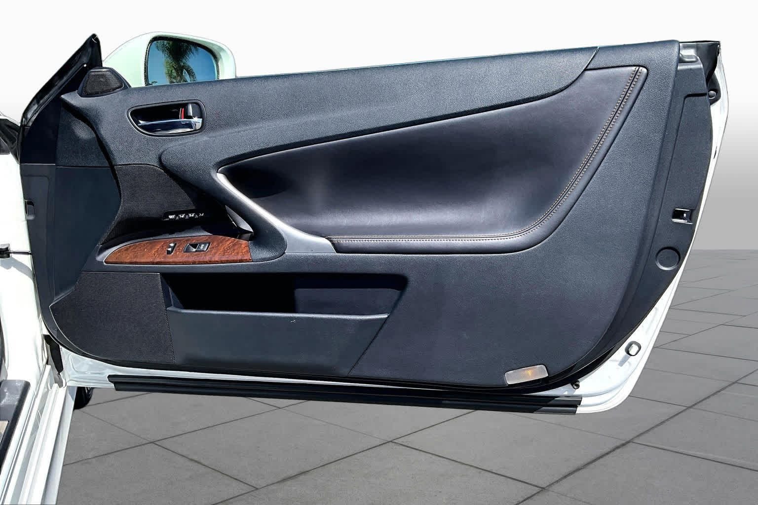 Used 2015 Starfire Pearl Lexus  image 21
