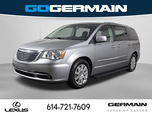 2016 Chrysler Town & Country Touring's photo