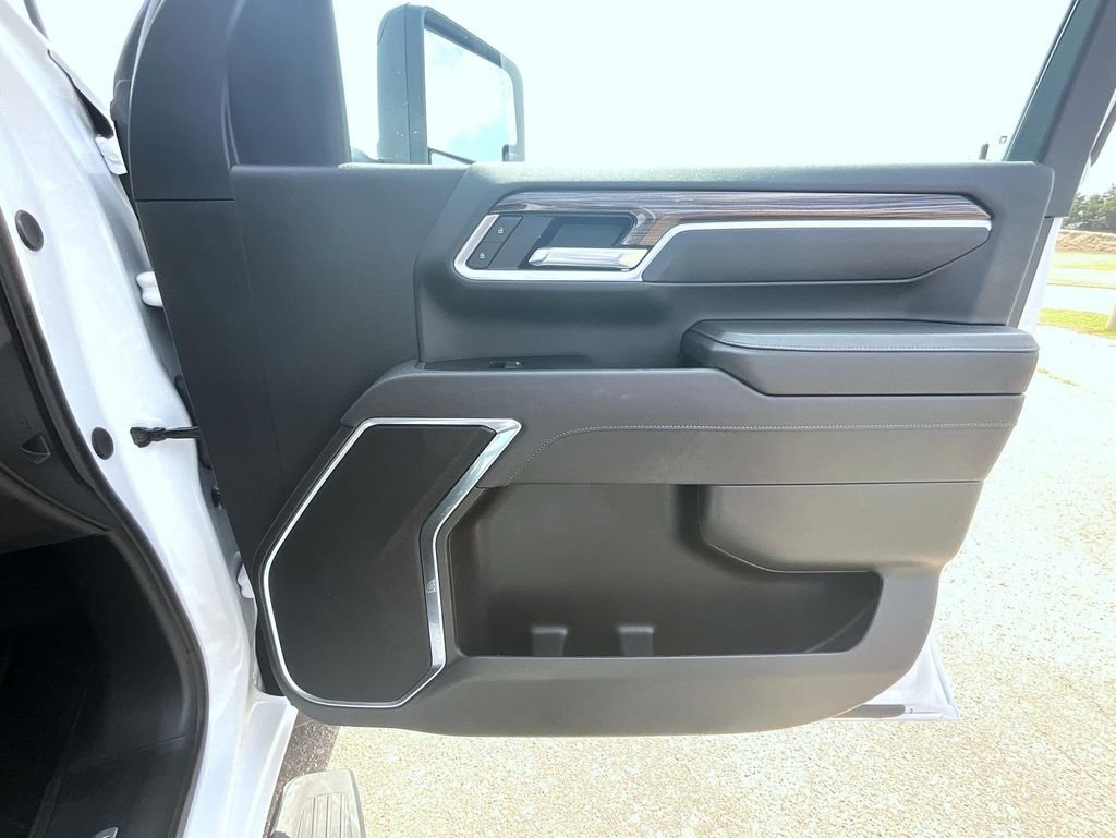 Used 2025 White Chevrolet LT image 16