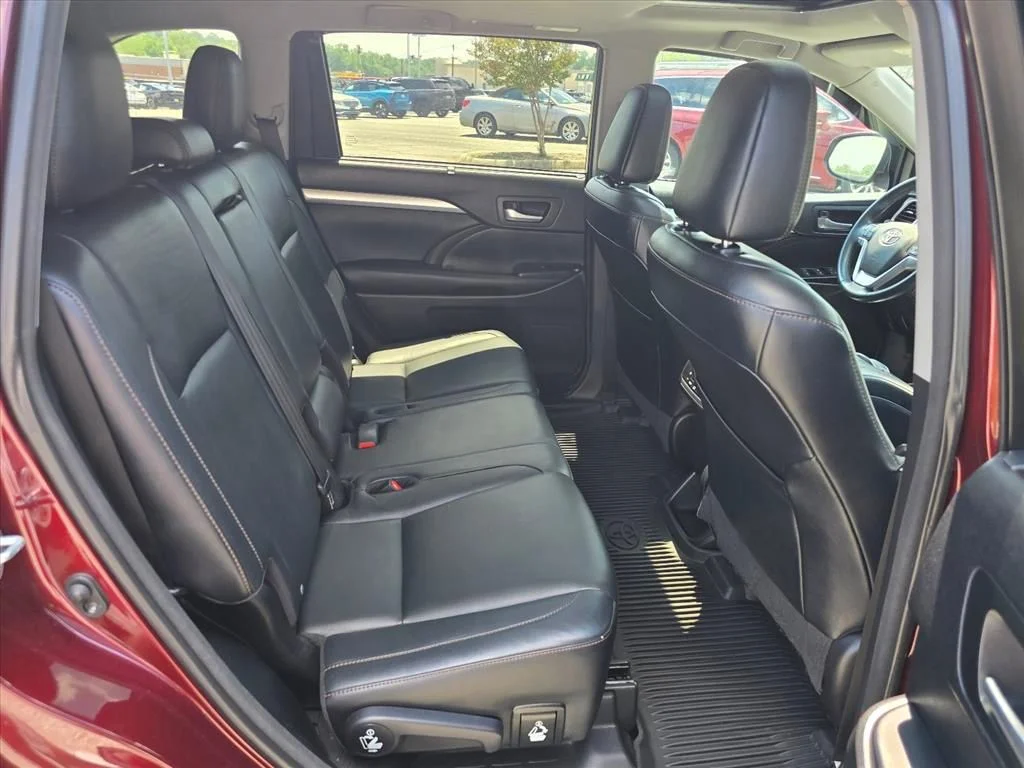 Used 2016  Toyota XLE V6 image 14