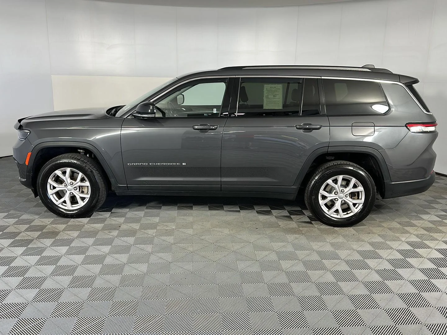 Used 2022 Baltic Gray Metallic Clearcoat Jeep Limited image 14