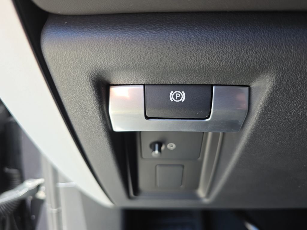 New 2026 Carpathian Grey Land Rover X-Dynamic SE image 26