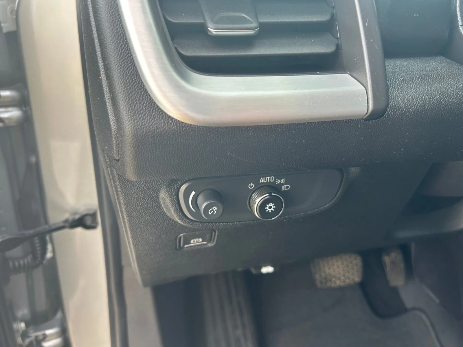 Used 2024 STERLING METALLIC GMC SLE AWD image 15