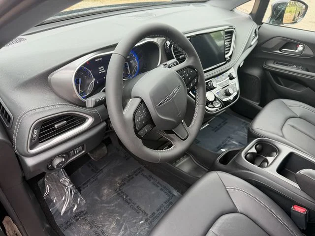 New 2026 Diamond Black Crystal Pearl-Coat Exterior Paint Chrysler Select image 11