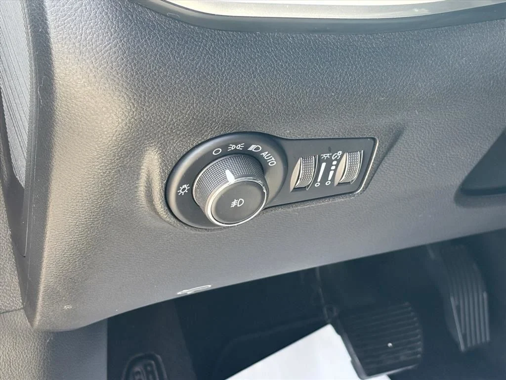 Used 2025 White Jeep Limited image 8