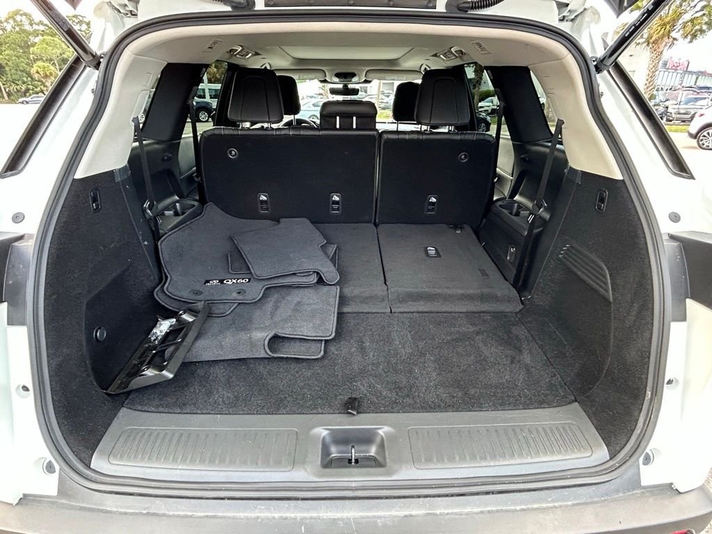 Used 2025 White INFINITI LUXE image 57