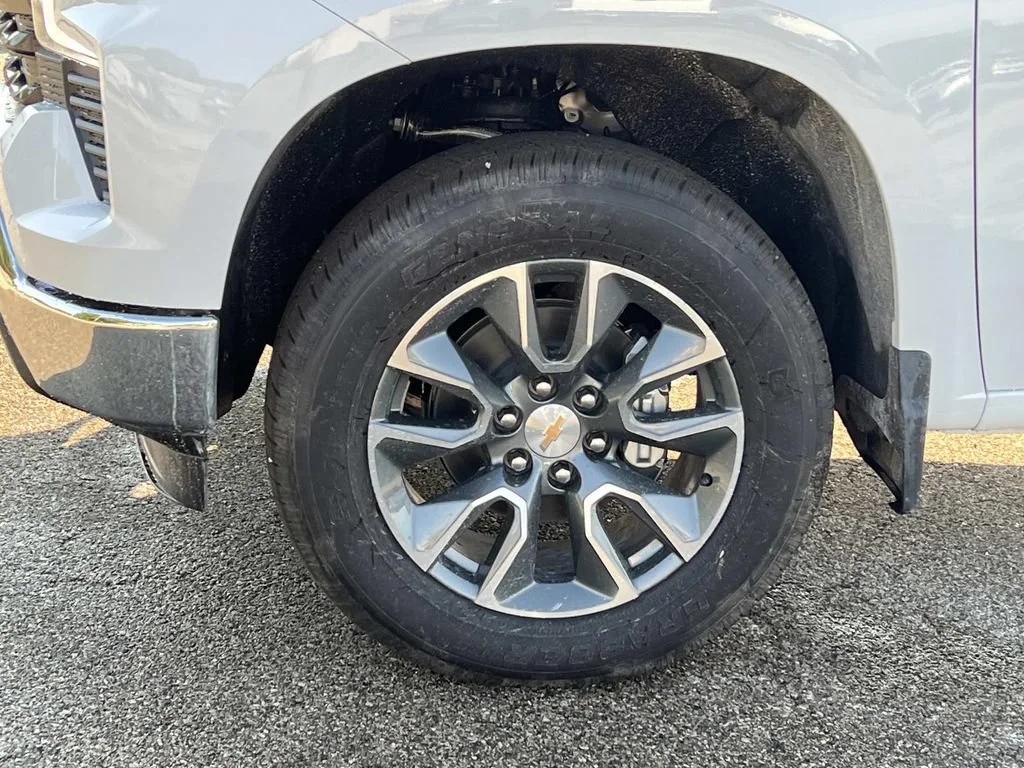 New 2026 Summit White Chevrolet LT image 25