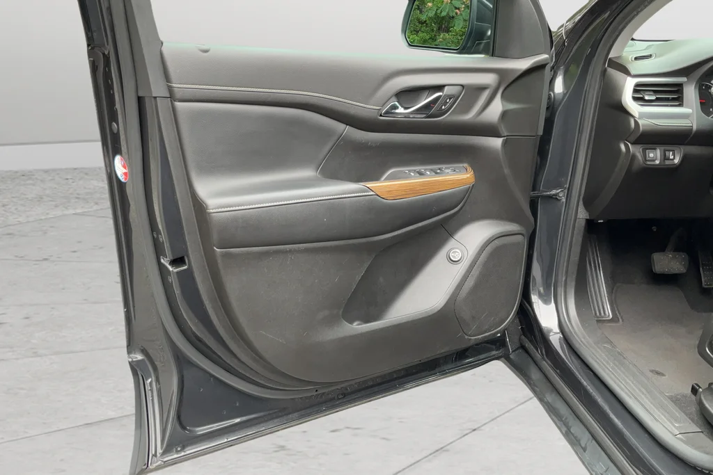 Used 2020 Black GMC SLE image 11