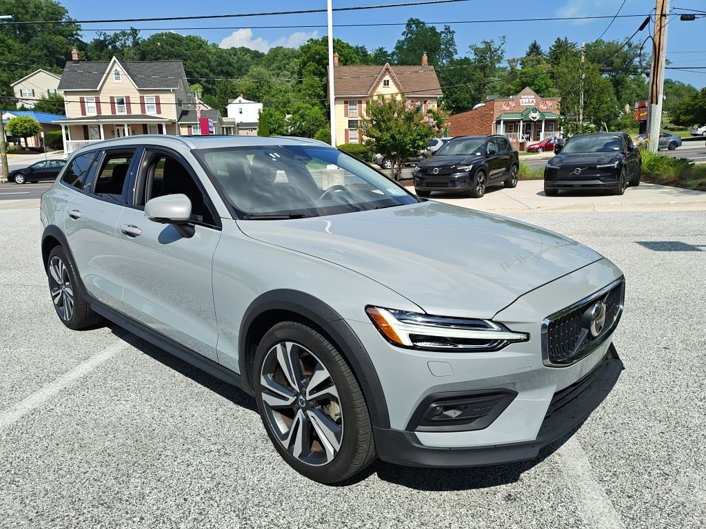 2025 Volvo V60 Cross Country B5 Plus AWD's photo