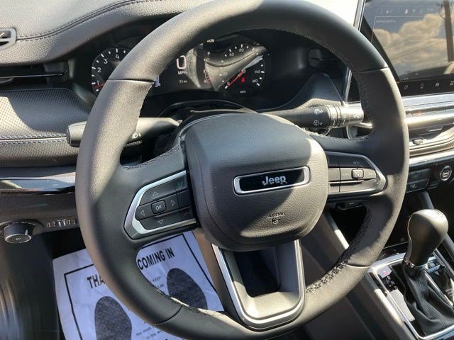 New 2026 Silver Zynith Metallic Clear-Coat Exterior Paint Jeep Latitude Altitude image 13