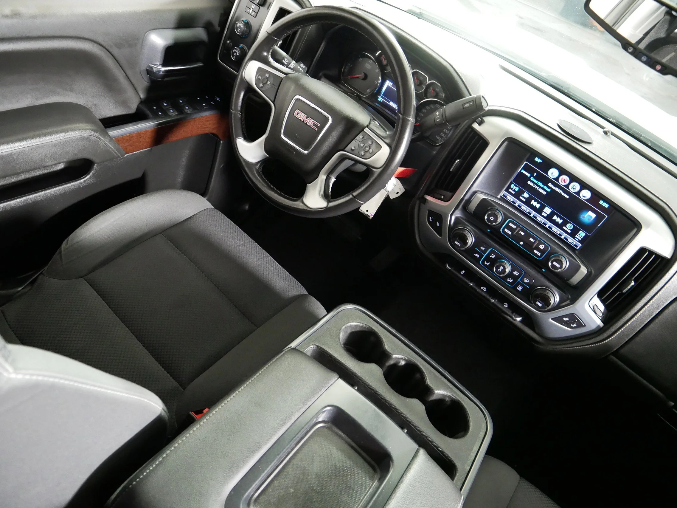Used 2019 Summit White GMC SLE image 9