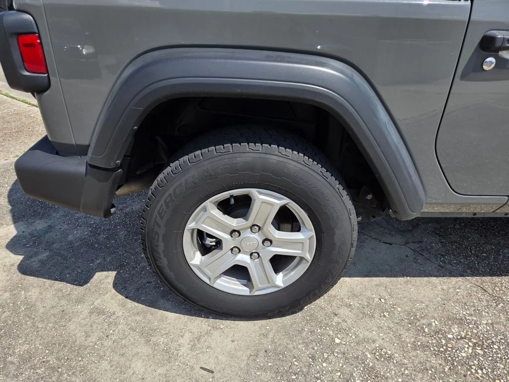 Used 2020 Gray Jeep Sport S image 23