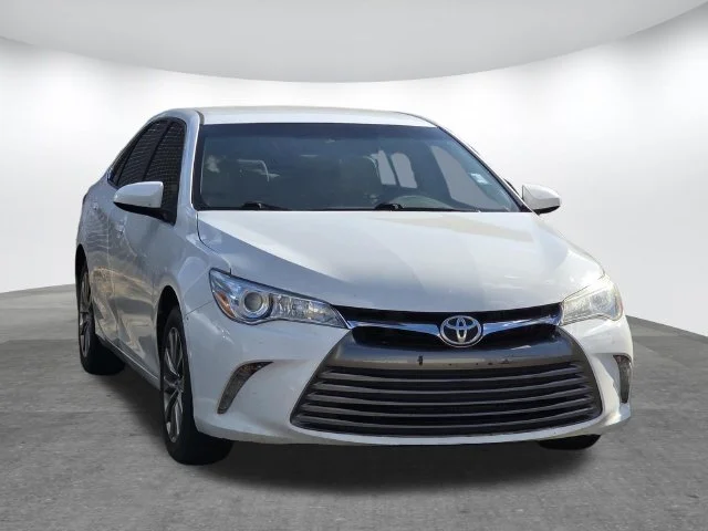 Used 2016 Super White Toyota XLE image 10