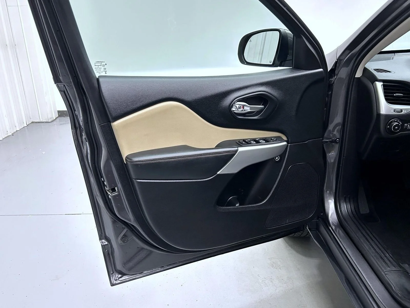 Used 2018 Gray Jeep Limited image 9
