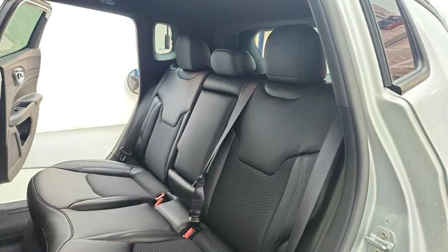 New 2026 Silver Zynith Metallic Clearcoat Jeep Latitude image 18