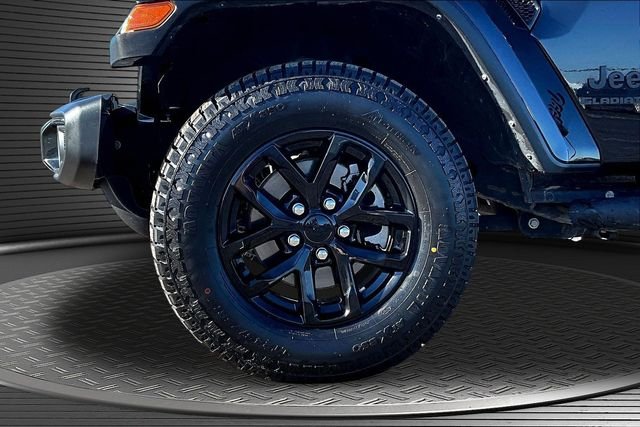 Used 2022 Black Jeep Altitude image 35