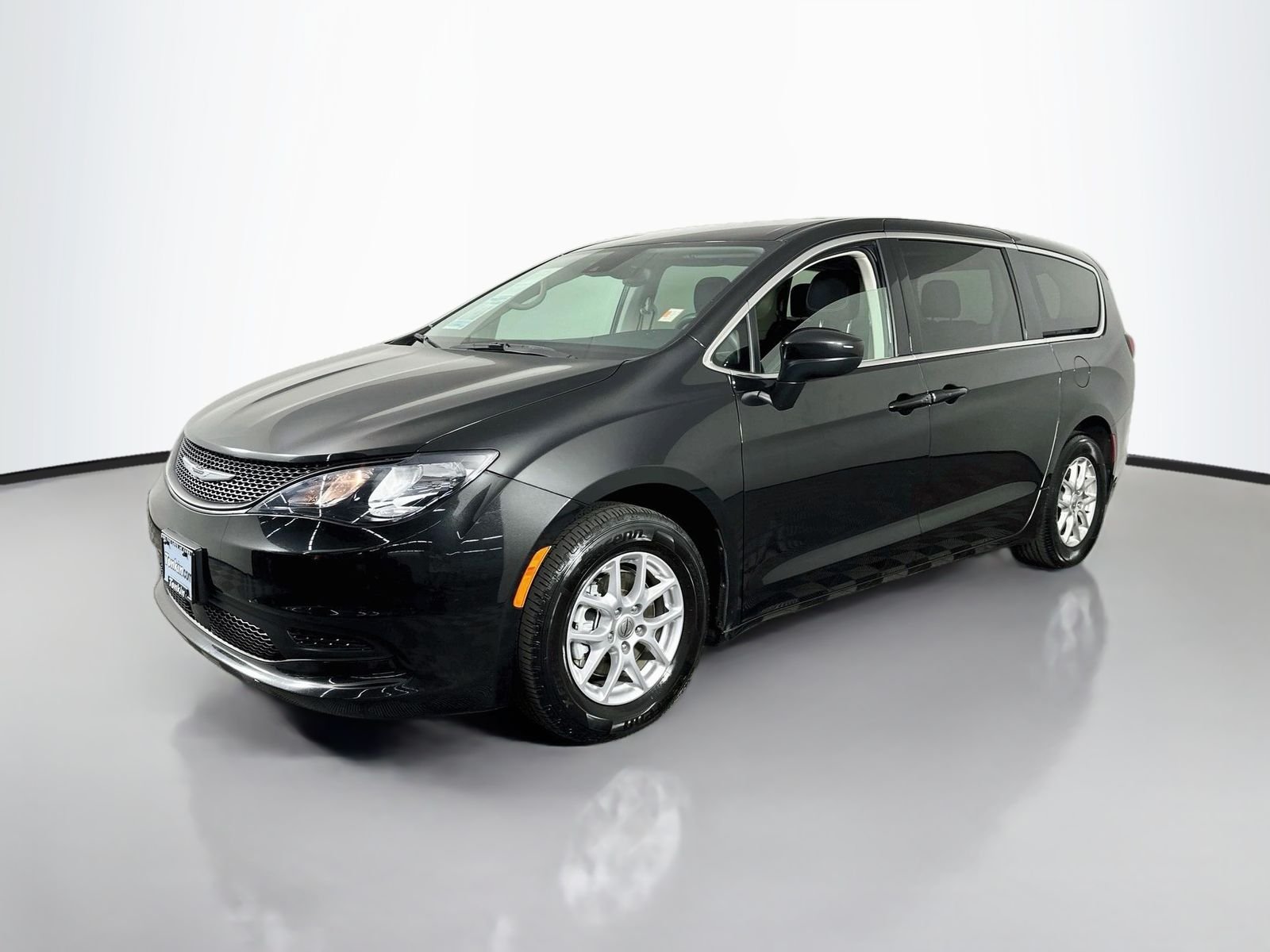 Used 2023 Brilliant Black Crystal Pearlcoat Chrysler LX image 4