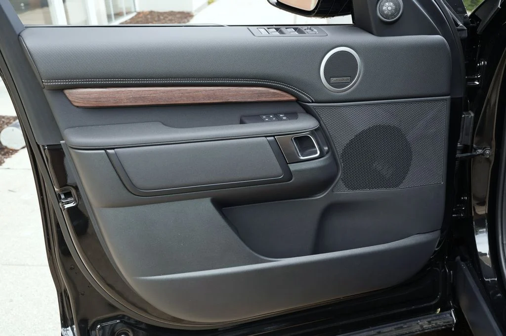 New 2026 Santorini Black Land Rover Dynamic SE image 10