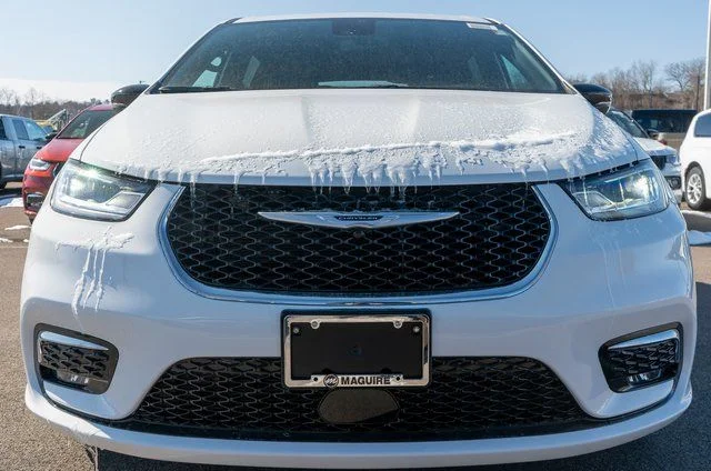 New 2026 Bright White Clear-Coat Exterior Paint Chrysler Select image 3