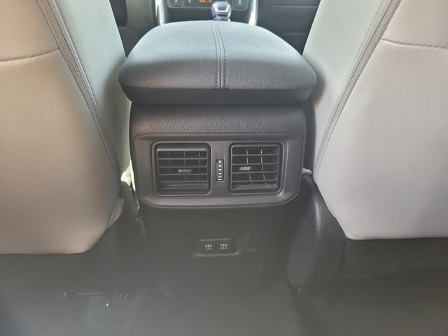 Used 2020  Toyota XLE Premium image 17