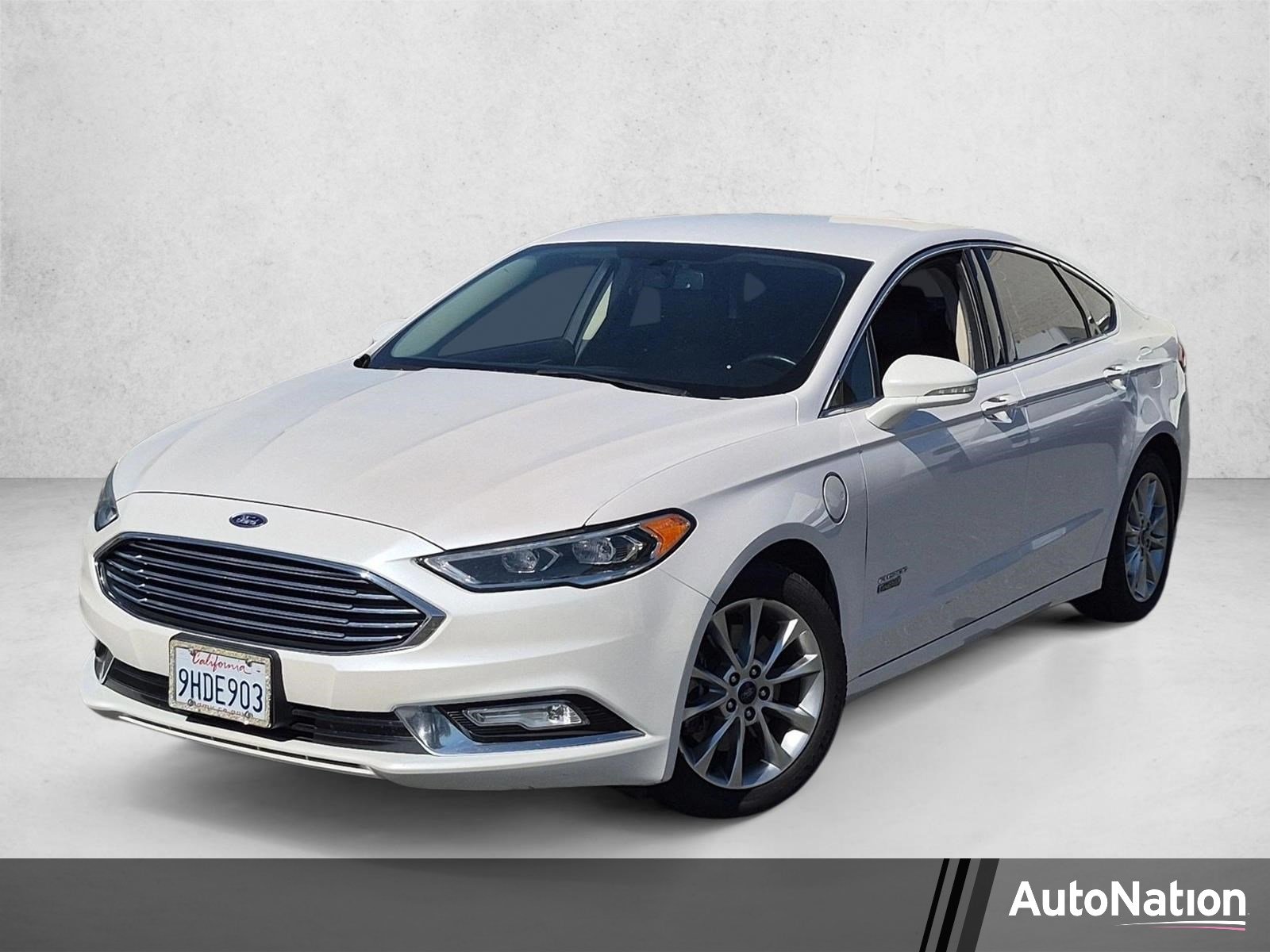 Used 2017 White Platinum Metallic Tri-Coat Ford Titanium image 1