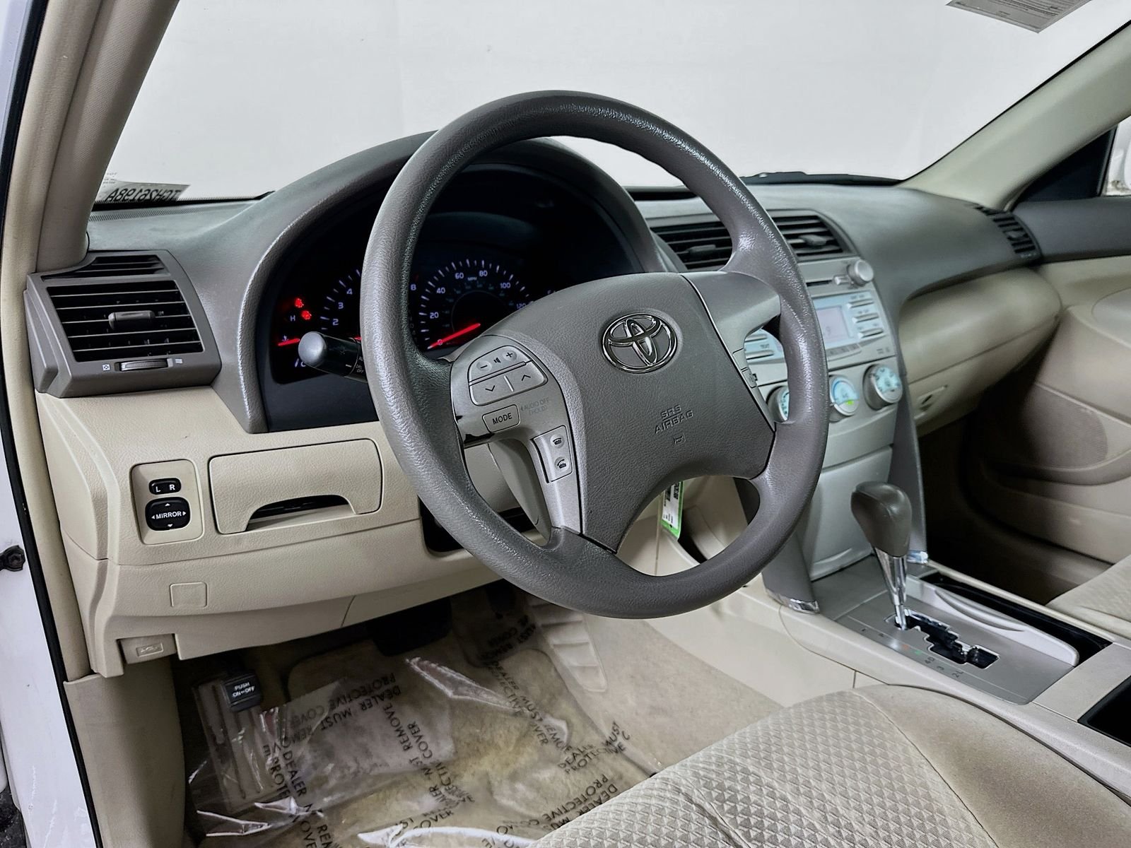 Used 2009 Super White Toyota LE image 9