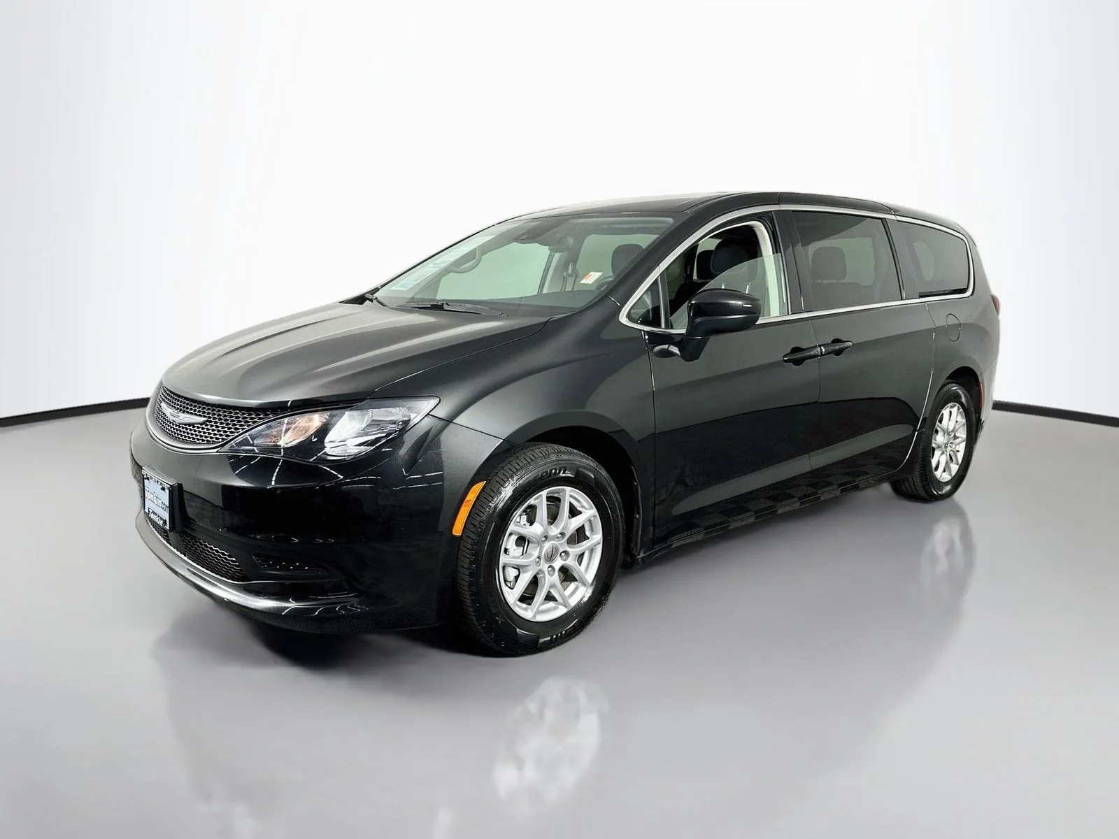 Used 2023 Brilliant Black Crystal Pearlcoat Chrysler LX image 4