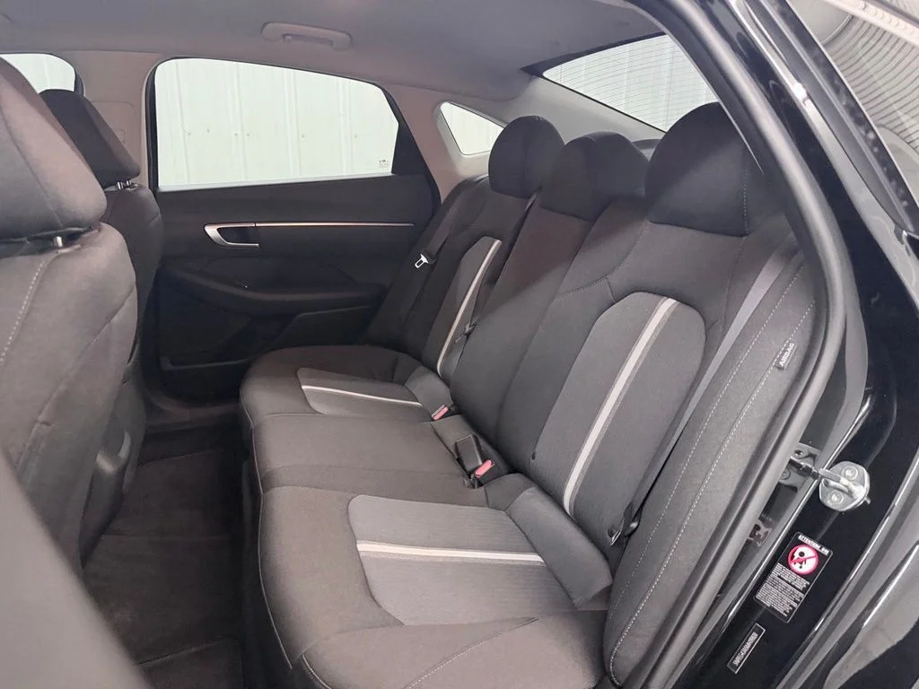 Used 2021 Black Hyundai SE image 27