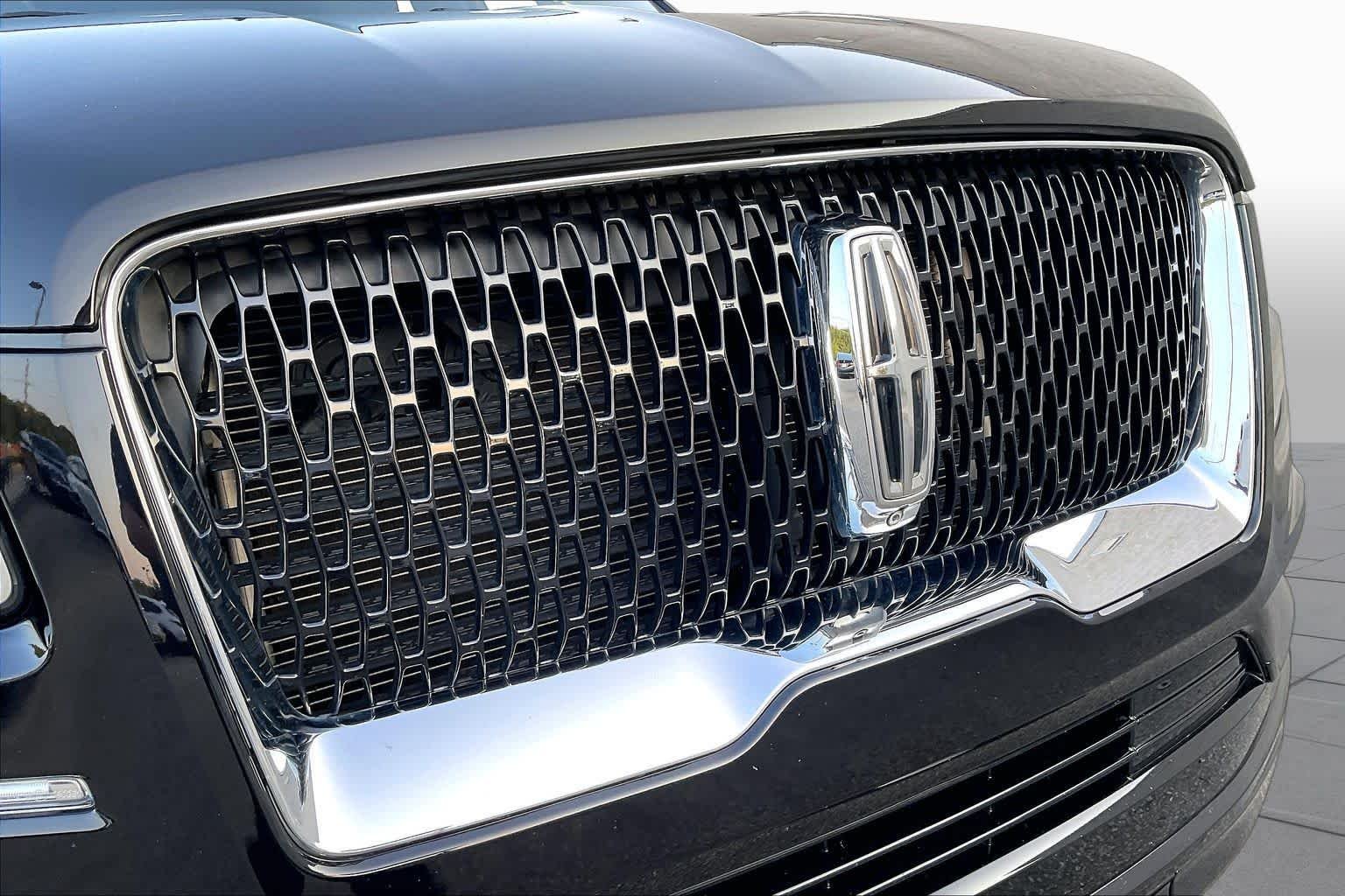 Used 2021 Infinite Black Lincoln Reserve image 31