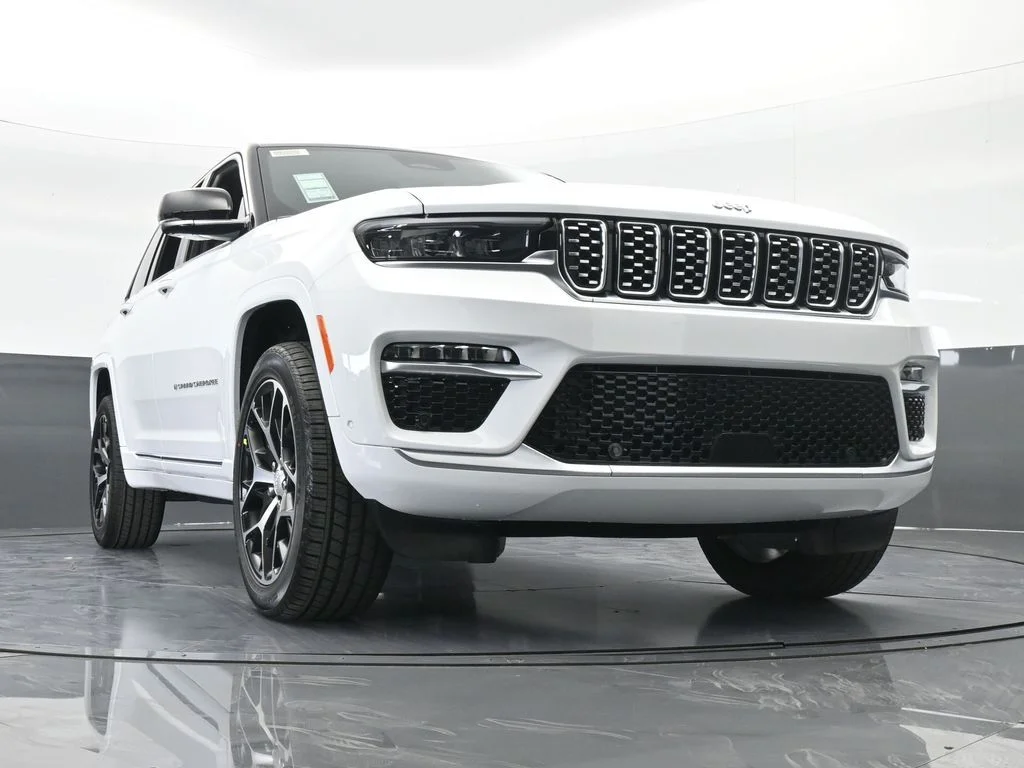 New 2025 Bright White Clear-Coat Exterior Paint Jeep Summit Reserve image 68