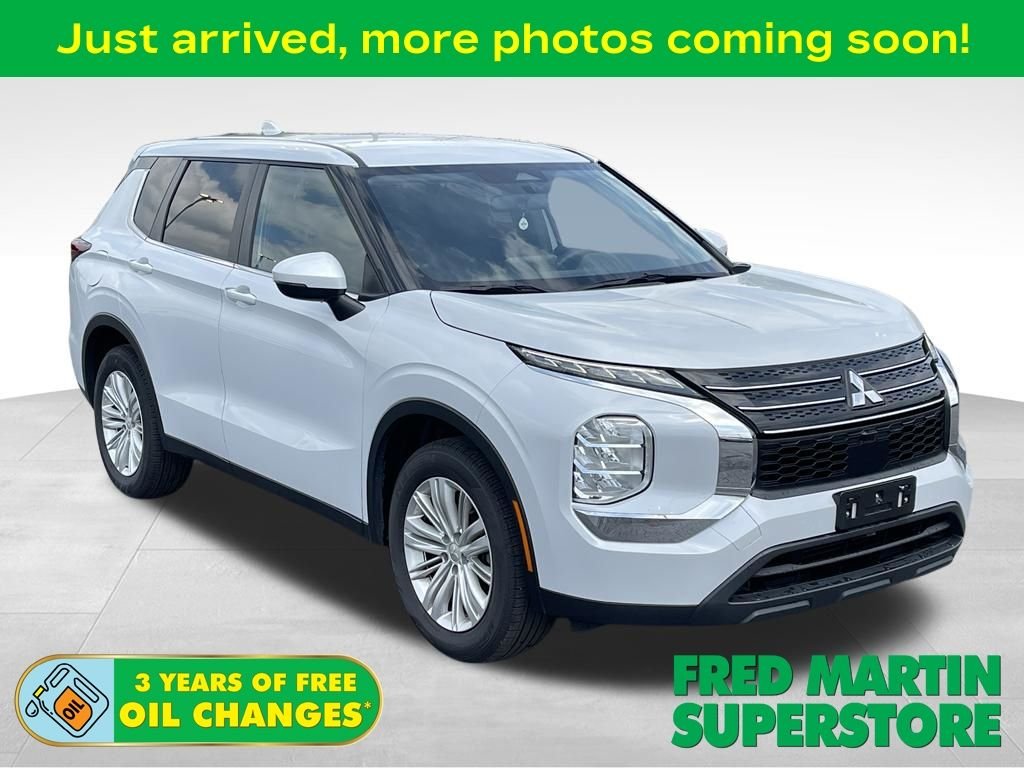 Used 2024 White Diamond/Black Roof Mitsubishi ES image 1