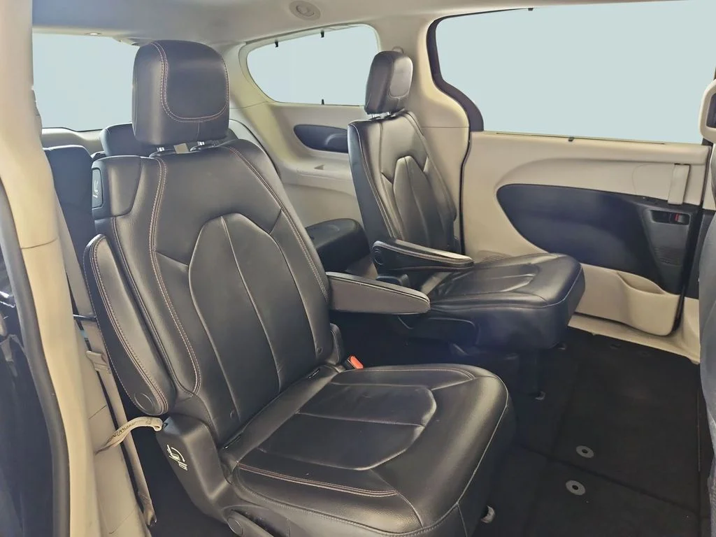 Used 2017 Brilliant Black Crystal Pearlcoat Chrysler Touring L image 27
