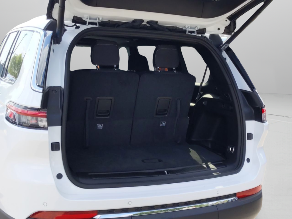 New 2025 Bright White Clear-Coat Exterior Paint Jeep Laredo image 31