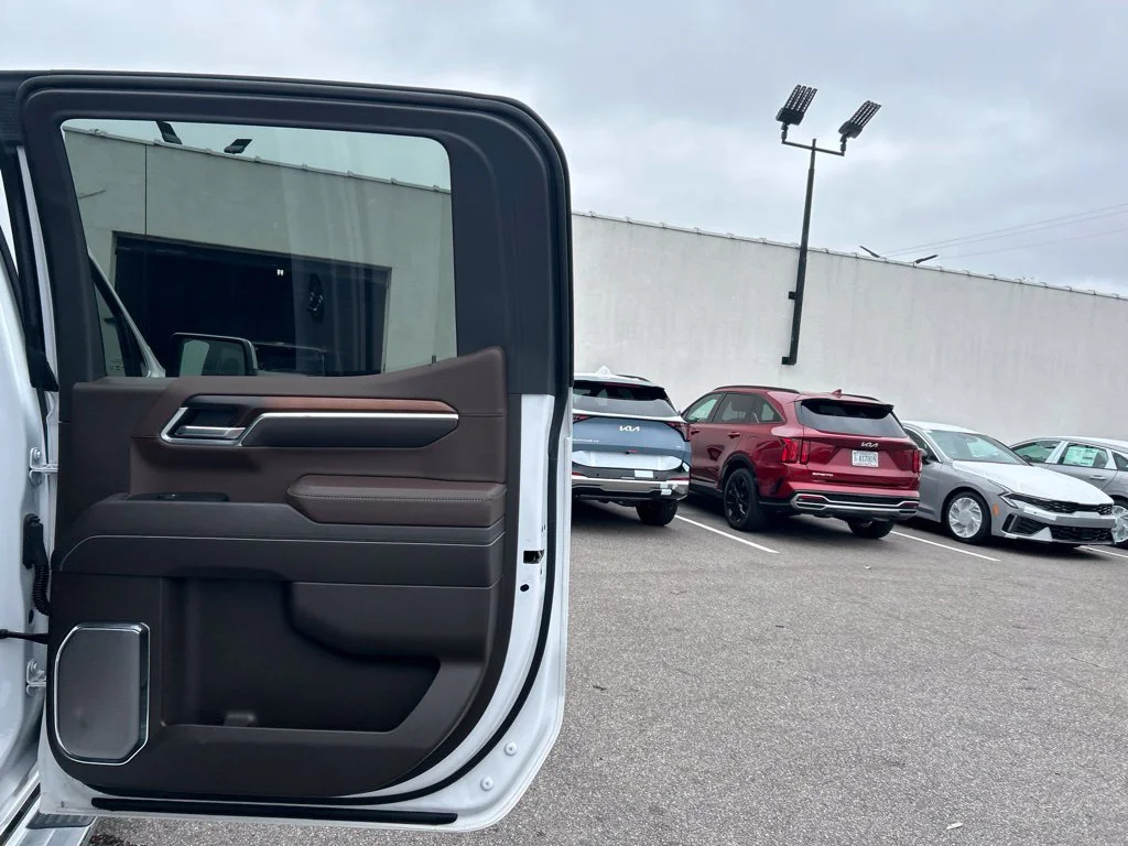 Used 2025 White GMC Denali image 17