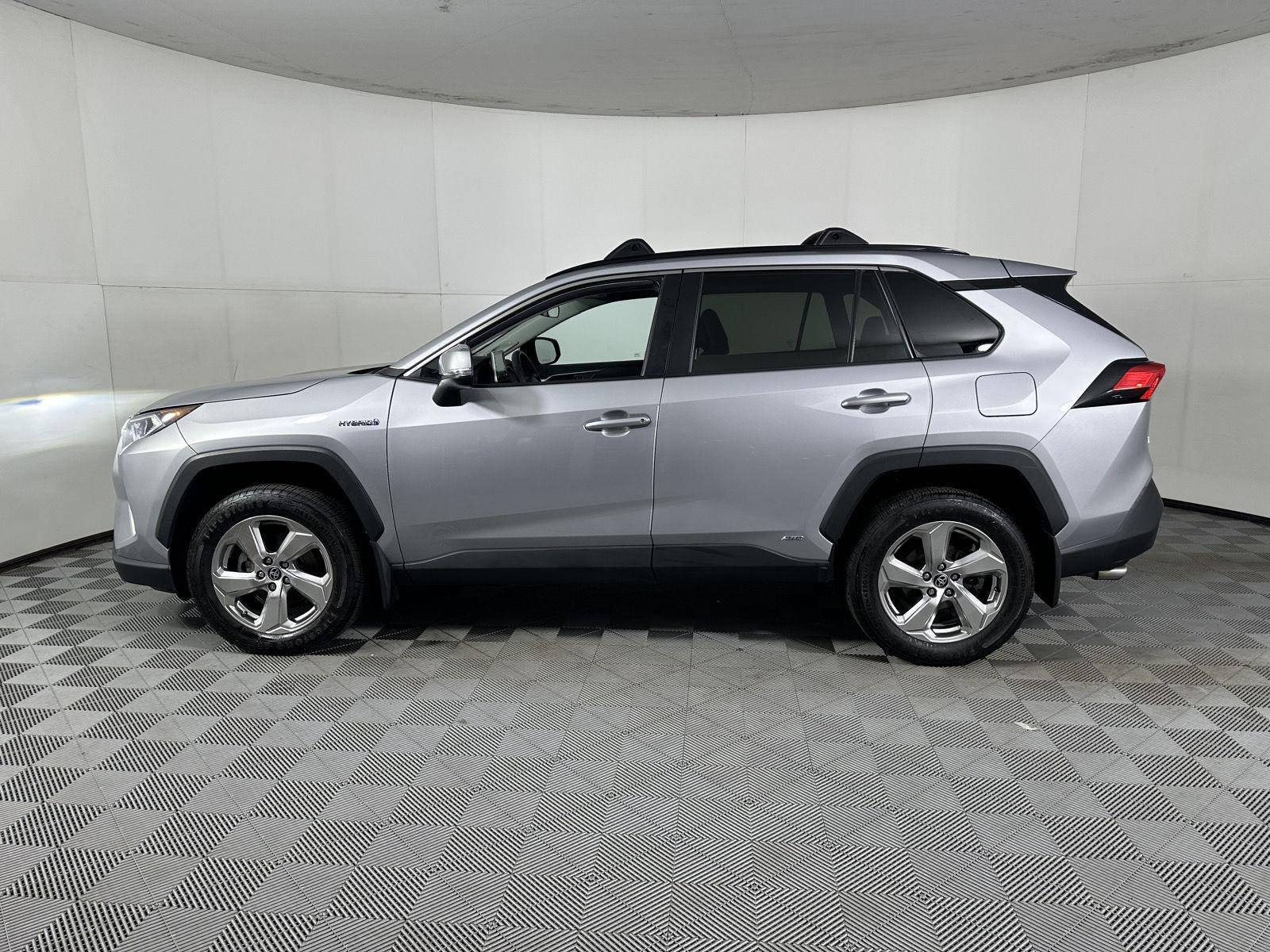 Used 2021 Silver Sky Metallic Toyota XLE Premium image 8