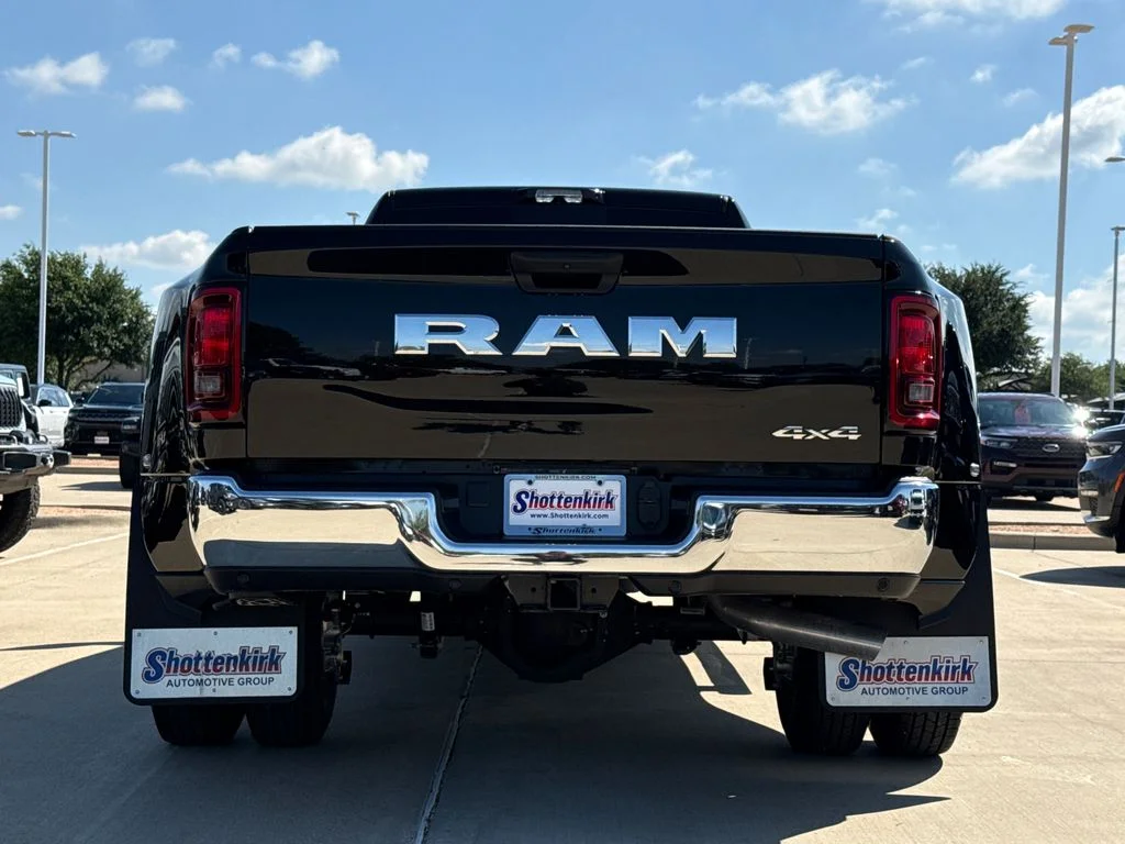 New 2026 Diamond Black Crystal Pearl-Coat Exterior Paint RAM Tradesman image 8