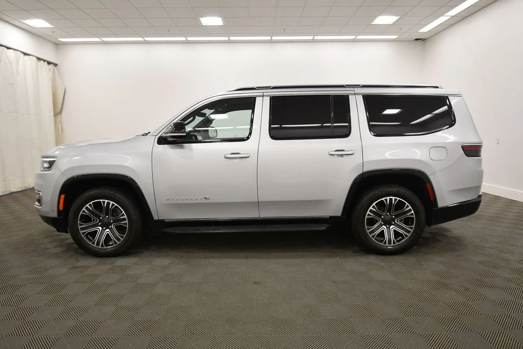 Used 2024 Silver Jeep Base image 4