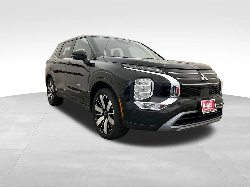 Used 2025 Black Mitsubishi SE image 7