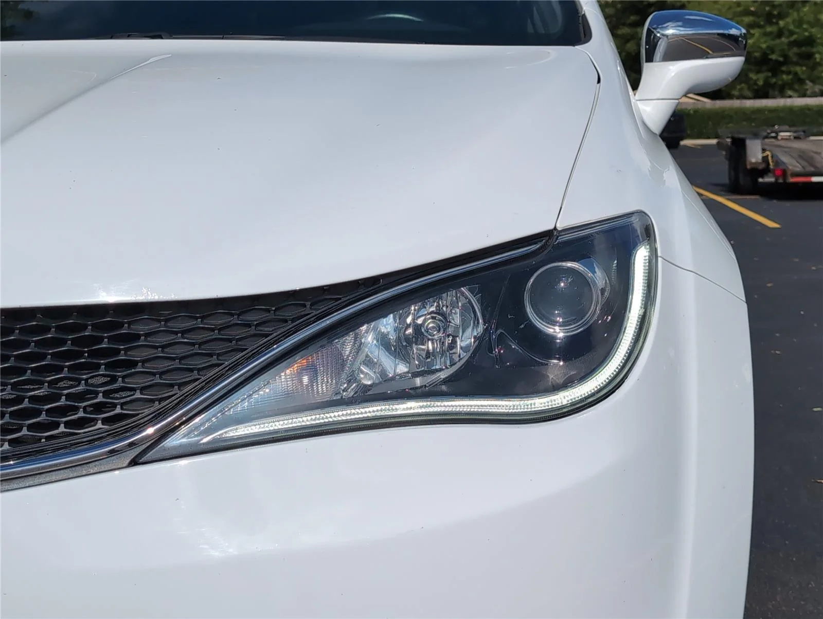 Used 2018 Bright White Clearcoat Chrysler Limited image 12