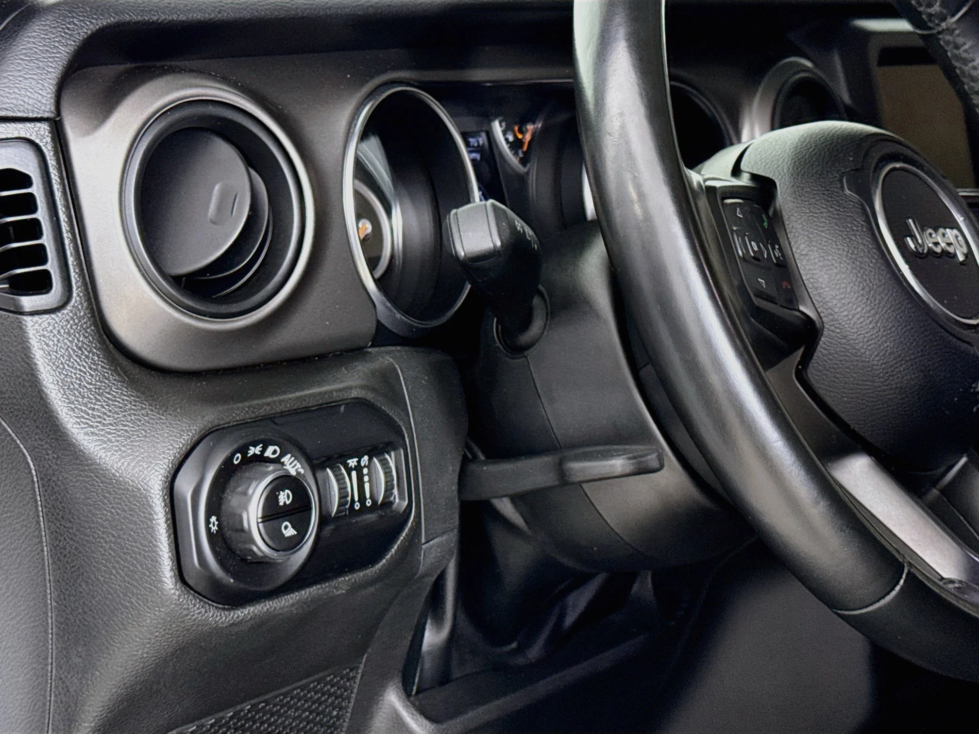 Used 2022  Jeep Sport S image 12