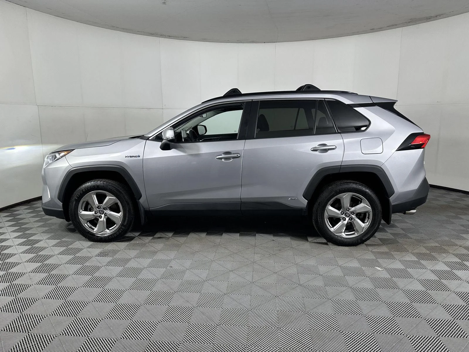 Used 2021 Silver Sky Metallic Toyota XLE Premium image 8