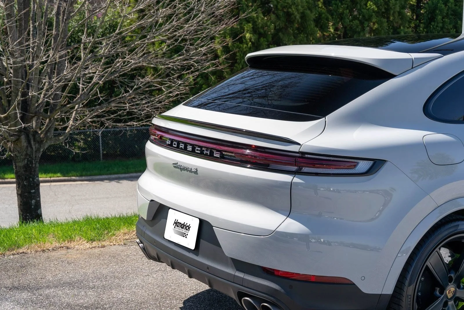 Used 2025 White Porsche S E-Hybrid Coupe image 13
