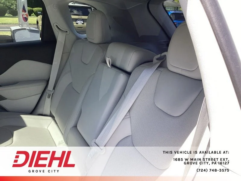 Used 2022 White Jeep Latitude Lux image 14