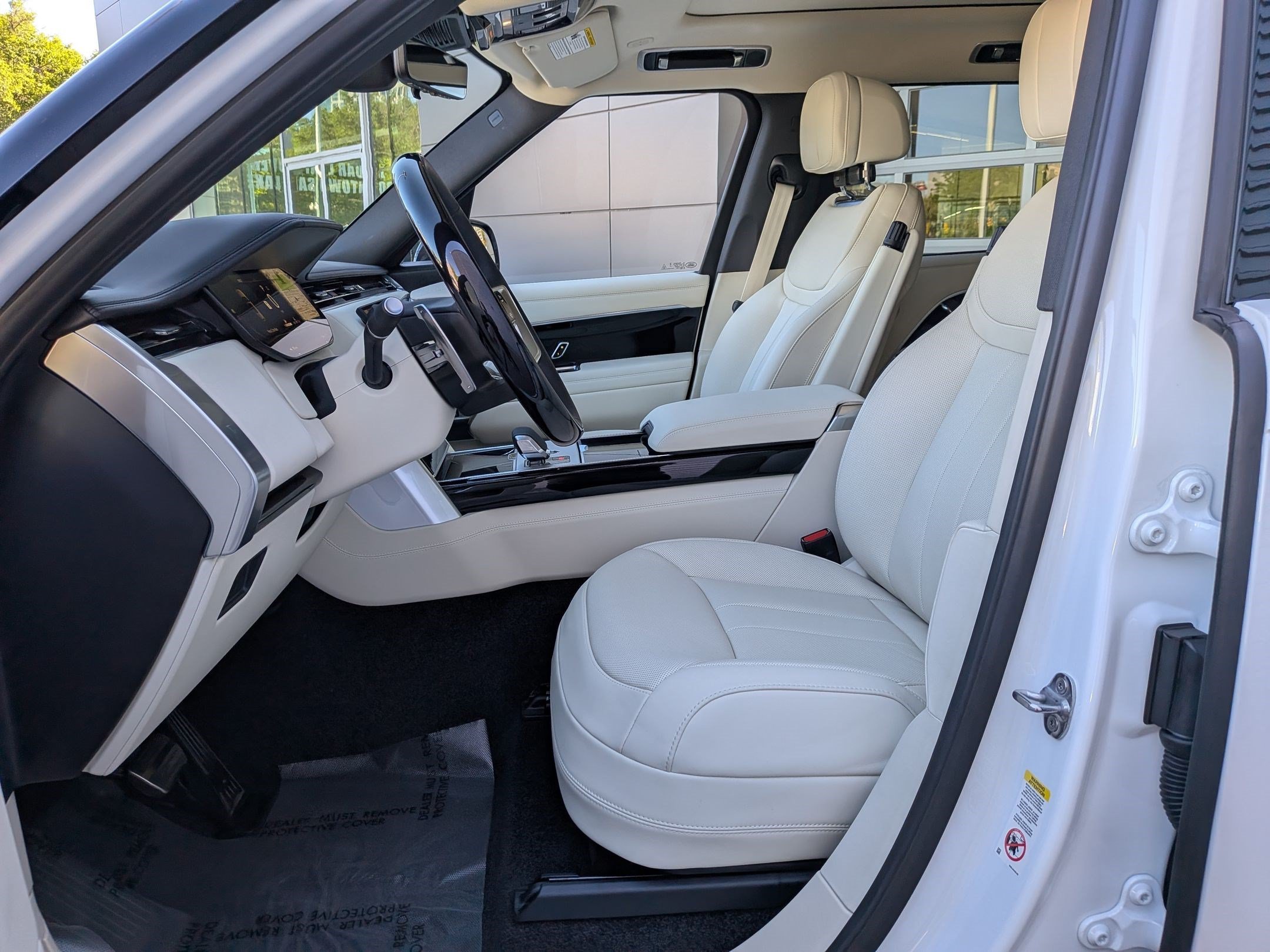 New 2026 Ostuni Pearl White Land Rover P530 SE 7 Seat image 23