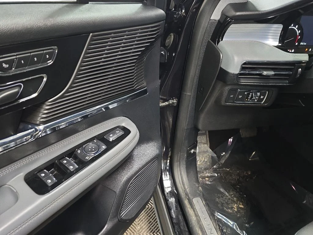 Used 2021 Black Lincoln Standard image 31