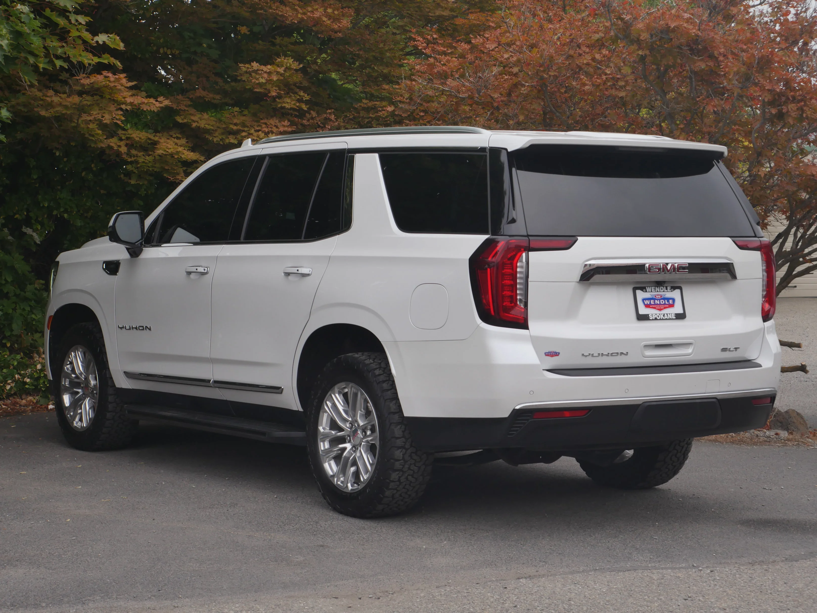 Used 2021 White Frost Tricoat GMC SLT image 22