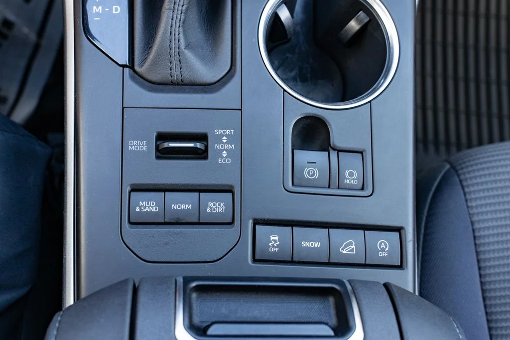 Used 2020 White Toyota LE image 20