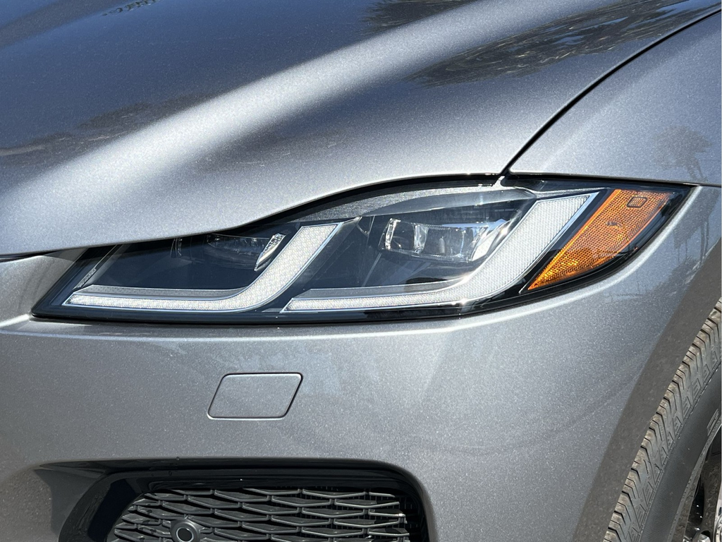 Used 2025  Jaguar P400 R-Dynamic S image 13
